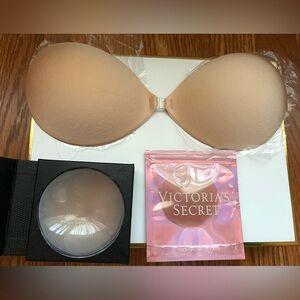 Reusable Backless Straples bra with 2 sets of silicone nipple cover petals.